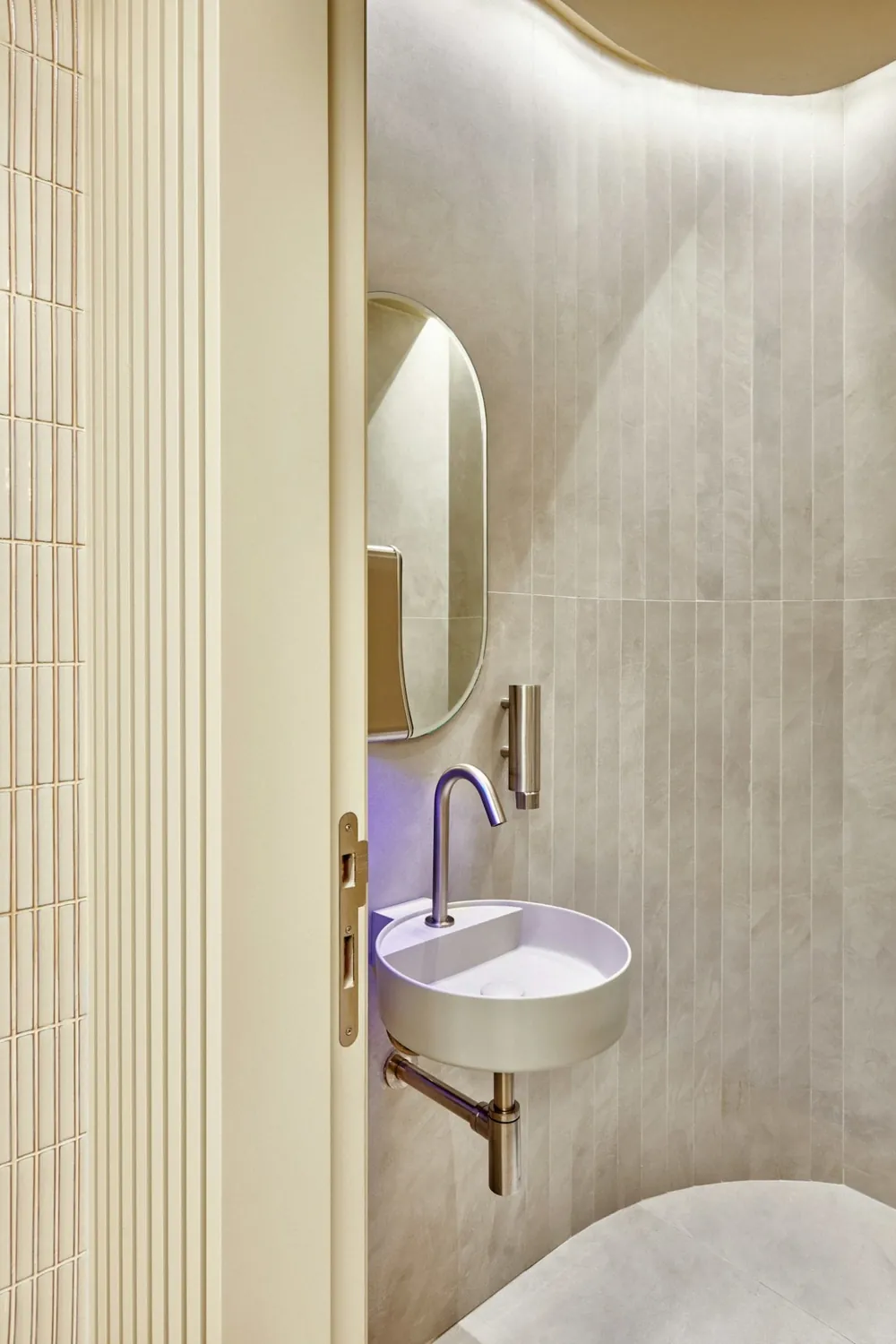 Argentium Dekton sintered surface with brass hardware