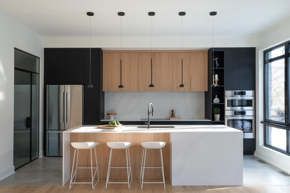 Et Calacatta Gold Silestone quartz with brass hardware