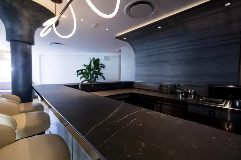 Et Dor Silestone quartz with brass hardware