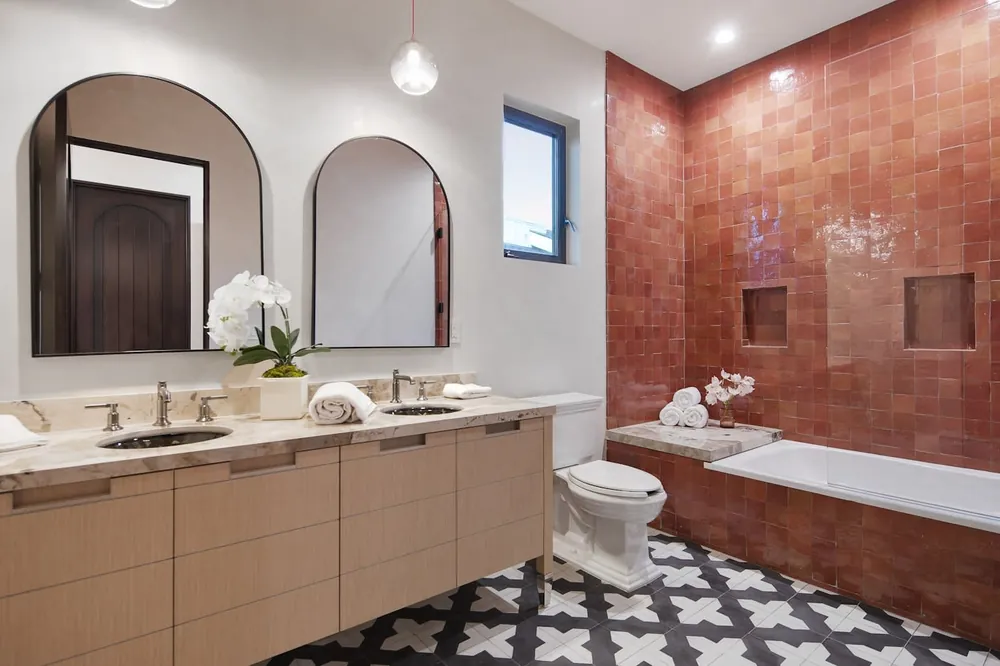 Et Marfil Silestone quartz waterfall edge