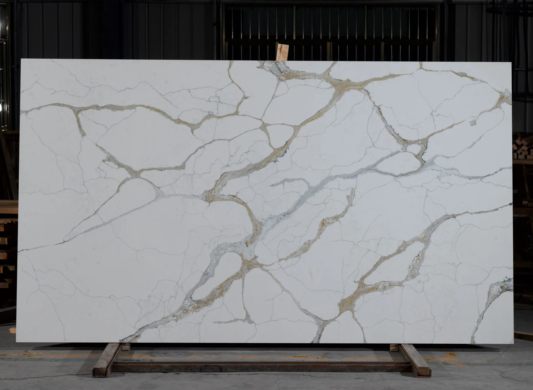 Calacatta Yosemite quartz slab
